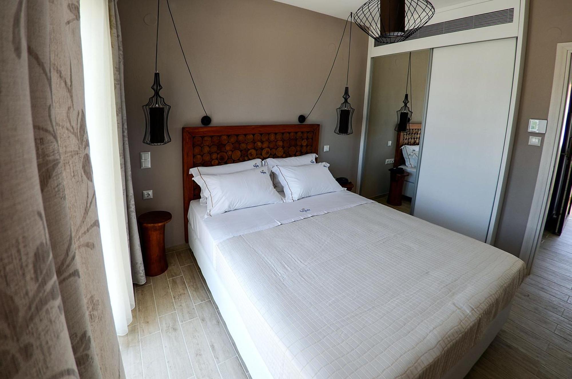 Hatzoudis Luxury Suites Chrisi Ammoudia Esterno foto